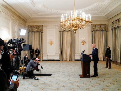 الرئيس الأميركي جو بايدن خلال إفادة صحافية في البيت الأبيض - 6 مارس 2021 - REUTERS