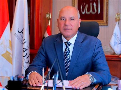 وزير النقل المصري كامل الوزير - الصفحة الرسمية للوزارة على فيسبوك