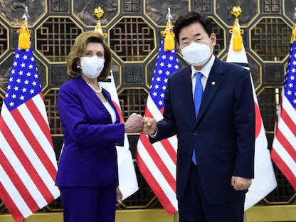 رئيسة مجلس النواب الأميركي نانسي بيلوسي تلتقي في سول نظيرها الكوري الجنوبي كيم جين بيو - 4 أغسطس 2022 - REUTERS