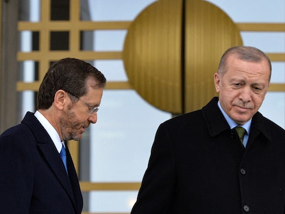 الرئيس التركي رجب طيب أردوغان مع نظيره الإسرائيلي  يتسحاق هرتسوج خلال مراسم استقبال رسمية في المجمع الرئاسي بأنقرة - 9 مارس 2022 - AFP
