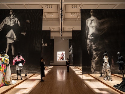 جانب من معرض "كريستيان ديور: مصمم الأحلام" في متحف الفن المعاصر بطوكيو. 19 ديسمبر 2022 - AFP