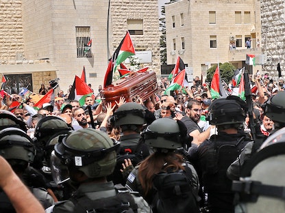 قوات الأمن الإسرائيلية تعترض جنازة الصحافية الفلسطينية شيرين أبو عاقلة قبل نقلها إلى مثواها الأخير في القدس المحتلة، في 13 مايو 2022 - AFP