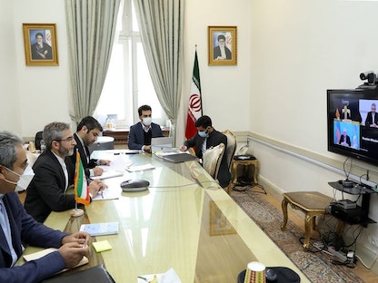 مساعد وزير الخارجية الإيراني للشؤون السياسية علي باقري خلال اجتماع افتراضي مع مسؤولين صينيين وروس، 15 نوفمبر 2021 - وكالة "مهر" الإيرانية 
