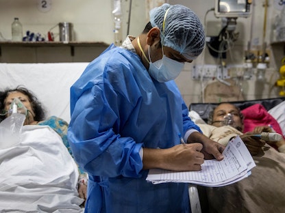 طبيب هندي يعاين مرضى مصابين بالسلالة المتحورة من كورونا - REUTERS