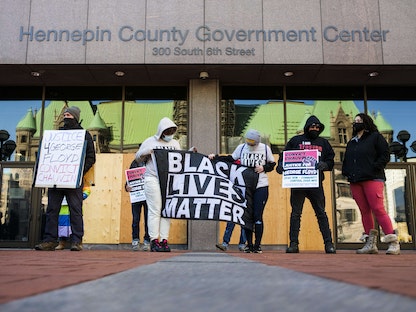 نشطاء من حركة "حياة السود مهمة" خلال مؤتمر صحافي خارج مركز حكومة مقاطعة هينيبين في مينيابوليس مينيسوتا - 25 فبراير2021 - AFP