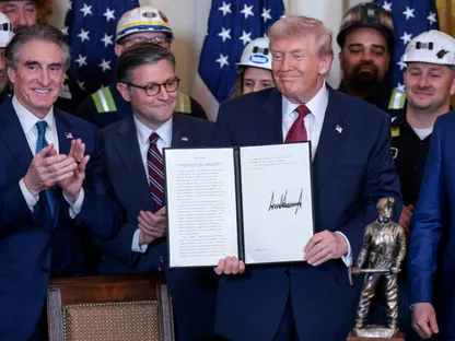 ترمب يمدد اعتماد الولايات المتحدة على الفحم بدعم عسكري وتمويل فيدرالي