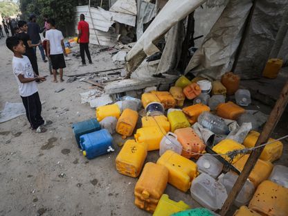 يتفقد الناس موقع الغارة الإسرائيلية التي قتلت فلسطينيين، وتجمعوا لجمع المياه من نقطة توزيع، وفقًا للمسعفين، في النصيرات في وسط قطاع غزة 13 يوليو 2025. رويترز/سترينجر - الشرق