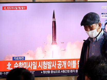 كوريون جنوبيون يشاهدون في سيول بثاً تلفزيونياً لتقرير إخباري عن إطلاق كوريا الشمالية ما يبدو أنه زوج من الصواريخ الباليستية قبالة ساحلها الشرقي- 12 أكتوبر 2021 - REUTERS
