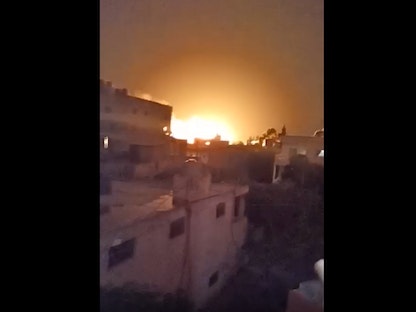 صورة لحظة الانفجار بمستودع للأسلحة في مخيم "برج الشمالي" للاجئين الفلسطينيين في جنوب لبنان - 10 ديسمبر 2021 - لقطات متداولة على مواقع التواصل الاجتماعي