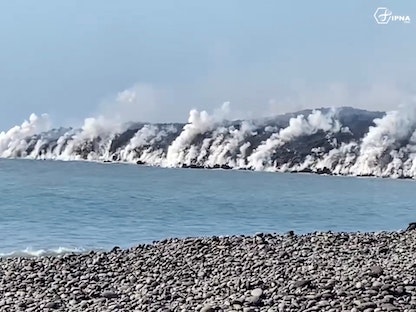 تتدفق الحمم البركانية من البركان إلى المحيط الأطلسي بجزيرة الكناري في لا بالما بإسبانيا. 29 سبتمبر 2021  - REUTERS