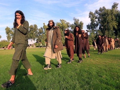 عدد من أفراد تنظيم داعش في أفغانستان بعد استسلامهم للحكومة السابقة، جلال أباد - نوفمبر 2019. - REUTERS
