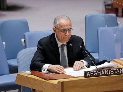 السفير الأفغاني لدى الأمم المتحدة غلام إسحق زاي يتحدث خلال جلسة لمجلس الأمن في نيويورك - 16 أغسطس 2021 - REUTERS
