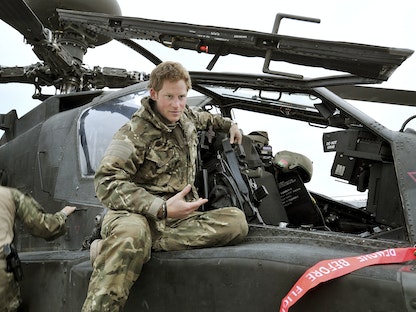 الأمير هاري قبل إقلاع طائرة هليكوبتر من طراز "أباتشي" خلال مهمة جنوب أفغانستان- 12 ديسمبر 2012 - REUTERS