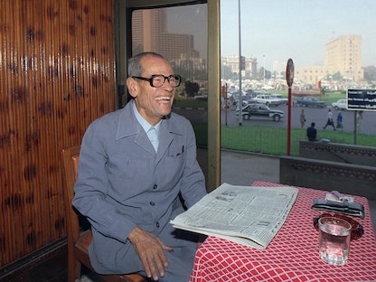 الروائي المصري الراحل نجيب محفوظ في أحد مقاهي القاهرة  1988 - AFP