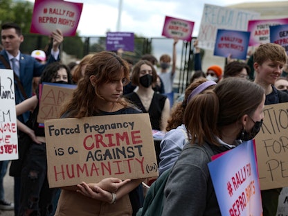 نشطاء يدعمون حق الإجهاض خلال مسيرة أمام مبنى المحكمة العليا الأمريكية في العاصمة واشنطن - 5 مايو 2022 - AFP