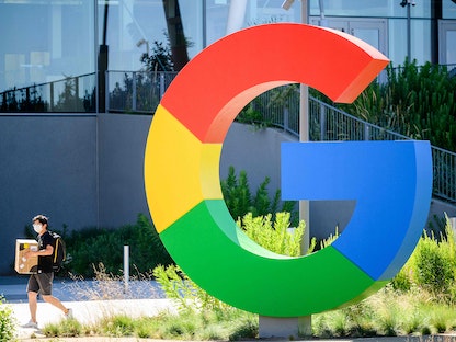 شعار شركة "جوجل" في محيط مقر الشركة بولاية كاليفورنيا في الولايات المتحدة. 27 يونيو 2022 - AFP