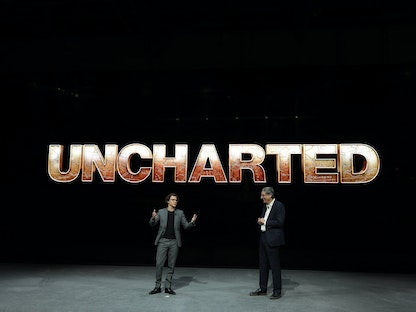 رئيس شركة سوني بيكتشرز إنترتينمنت توماس روثمان (على اليمين) والممثل توم هالاند يشاركان في محادثة عن فيلم "Uncharted"، لاس فيجاس، الولايات المتحدة. 4 يناير 2022 - AFP