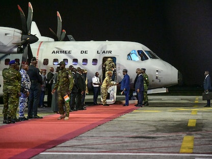 رئيس كوت ديفوار الحسن واتارا يرحب بالجنود الـ 46 لدى وصولهم إلى مطار أبيدجان - 7 يناير 2023 - AFP