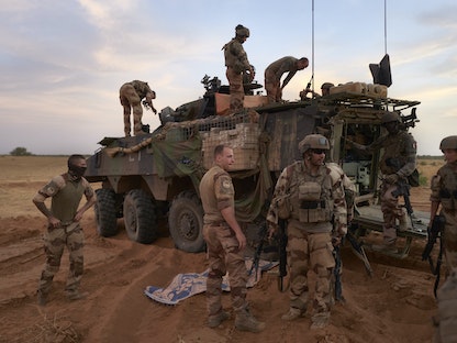 جنود فرنسيون بجوار ناقلة أفراد مصفحة خلال عملية "بورجو 4" في شمال بوركينا فاسو- 9 نوفمبر 2019 - AFP