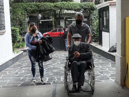 مسن مصحوب بأقربائه في مركز لمرضى ألزهايمر في مكسيكو سيتي. 9 أكتوبر 2022 - REUTERS
