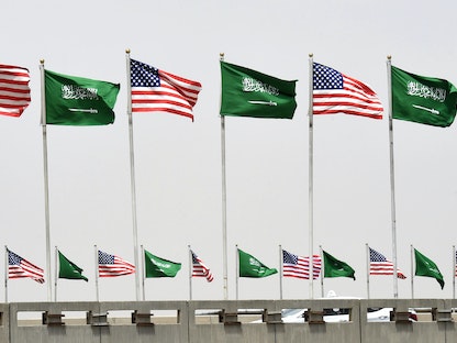 مجموعة من الأعلام السعودية و الأميركية - AFP