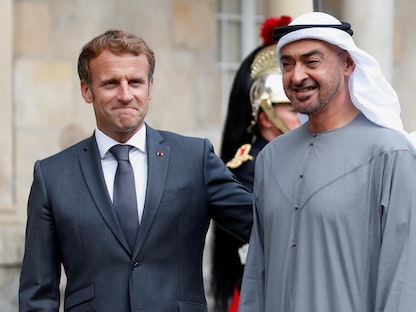 الرئيس الفرنسي إيمانويل ماكرون يستقبل ولي عهد أبوظبي الشيخ محمد بن زايد آل نهيان في غداء عمل في شاتو دي فونتينبلو بالقرب من باريس، فرنسا، 15 سبتمبر 2021 - REUTERS