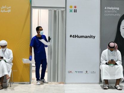جانب من عمليات التطعيم ضد فيروس كورونا في الإمارات - REUTERS