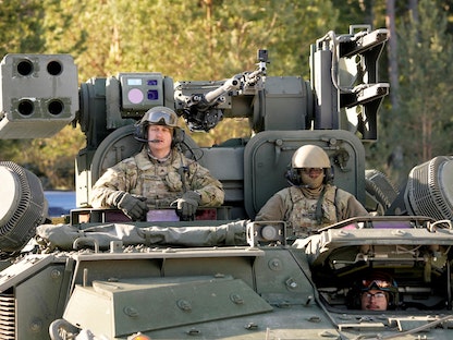 جنود أميركيون يستعدون لإطلاق صواريخ "ستينجر" خلال مناورة عسكرية في إستونيا- 10 مارس 2022 - REUTERS