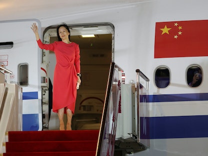 المديرة المالية لشركة "هواوي" مينج وانتشو تلوّح أثناء خروجها من طائرة في مطار بمدينة شنزن - 25 سبتمبر 2021 - REUTERS