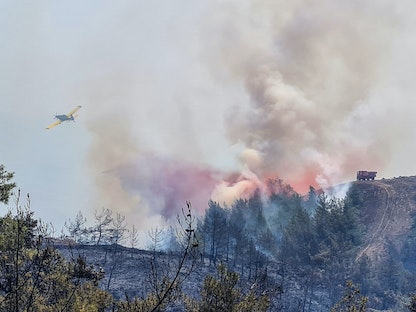 طائرة تساعد في إخماد حريق غابات قرب منتجع مرمريس التركي - 23 يونيو 2022 - REUTERS