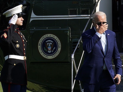 الرئيس الأميركي جو بايدن ينزل من طائرة الرئاسة في الحديقة الجنوبية للبيت الأبيض بعد وصوله إلى واشنطن - 20 يوليو 2022 - Bloomberg