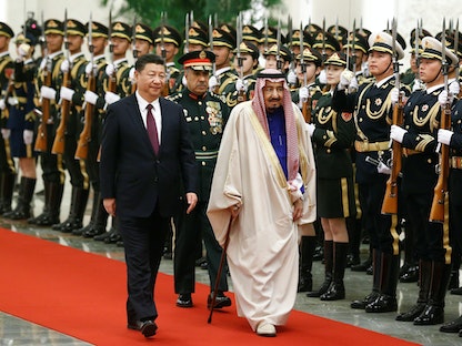 الرئيس الصيني شي جين بينج خلال استقباله الملك سلمان بن عبد العزيز في قاعة الشعب الكبرى، بكين - 16 مارس 2017 - REUTERS