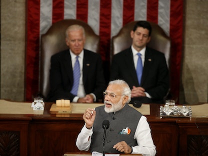 رئيس الوزراء الهندي ناريندرا مودي يلقي خطاباً خلال جلسة مشتركة للكونغرس في واشنطن، وبدا وراءه نائب الرئيس الأميركي آنذاك جو بايدن - 8 يونيو 2016 - REUTERS