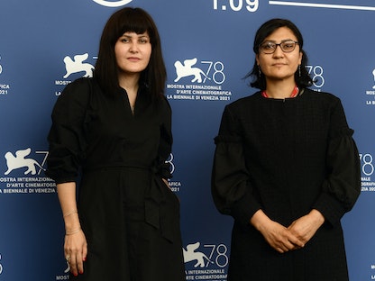 المخرجتان الأفغانيتان صحراء كريمي وسارة ماني في ندوة على هامش مهرجان فينيسيا السينمائي - AFP