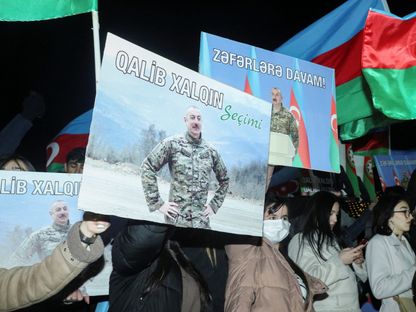 أنصار إلهام علييف يحتفلون بفوزه بولاية جديدة في الانتخابات الرئاسية في أذربيجان. باكو. 07 فبراير 2024 - Reuters