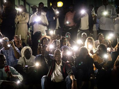 أعضاء وسائل الإعلام السنغالية يتجمعون في وقفة احتجاجية للاحتجاج على العنف ضد وسائل الإعلام، في داكار. 12 فبراير 2024 - AFP