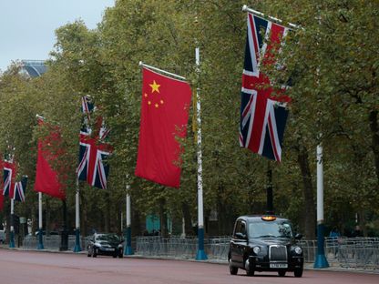 الأعلام الصينية والبريطانية في شارع المركز التجاري بلندن قبيل زيارة الرئيس الصيني شي جين بينج إلى بريطانيا. 19 أكتوبر 2015 - Reuters