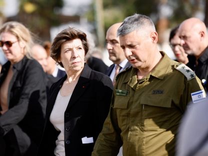 وزيرة الخارجية الفرنسية كاترين كولونا مع المتحدث باسم الجيش الإسرائيلي أوليفييه رافويتز في قاعدة عسكرية وسط إسرائيل. 17 ديسمبر 2023 - @MinColonna