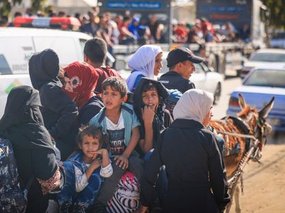 فلسطينيون يفرون من منازلهم نحو جنوبي قطاع غزة. 13 أكتوبر 2023 - AFP