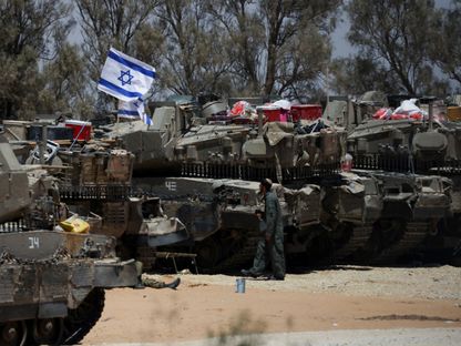 دبابات إسرائيلية في قطاع غزة بينما تتواصل الغارات الجوية على كافة أنحاء القطاع. 29 مايو 2024 - Reuters