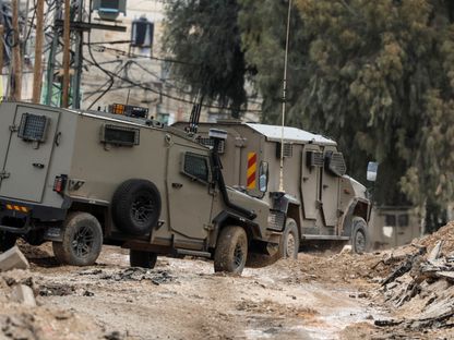آليات عسكرية إسرائيلية تقف قرب نقطة تفتيش في مخيم جنين بالضفة الغربية المحتلة. 22 يناير 2025 - REUTERS