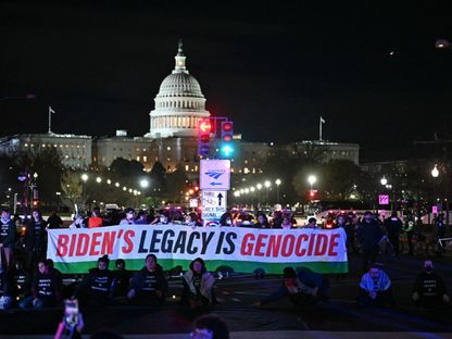 متظاهرون مؤيدون لفلسطين يحتجون قبل إلقاء الرئيس الأميركي جو بايدن خطاب حالة الاتحاد في مبنى الكابيتول بواشنطن. 7 مارس 2024. - AFP