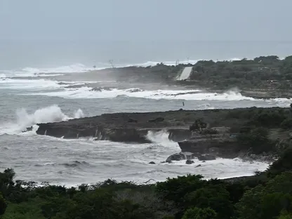 أمواج عاتية ترتطم بالشاطئ قبل وصول الإعصار ميليسا في كوبا. 28 أكتوبر 2025 - Reuters