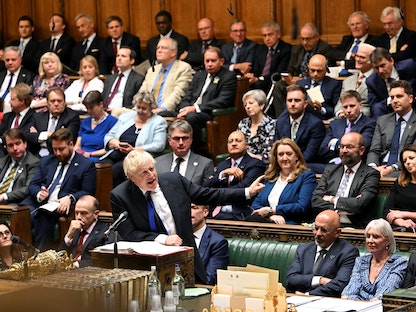 رئيس الوزراء البريطاني بوريس جونسون خلال جلسة البرلمان في ظل ضغوط حكومية لمطالبته بالاستقالة من منصبه - 6 يوليو 2022 - REUTERS
