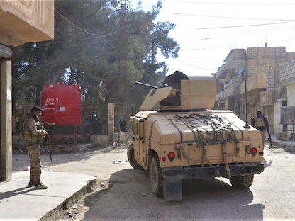 مقاتل تابع لقوات سوريا الديمقراطية بجانب مركبة عسكرية خلال ملاحقة عناصر داعش في الحسكة -  TWITTER/@farhad_shami