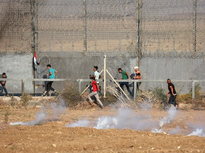 جانب من المواجهات بين متظاهرين فلسطينيين في قطاع غزة والقوات الإسرائيلية، 21 أغسطس 2021. - AFP