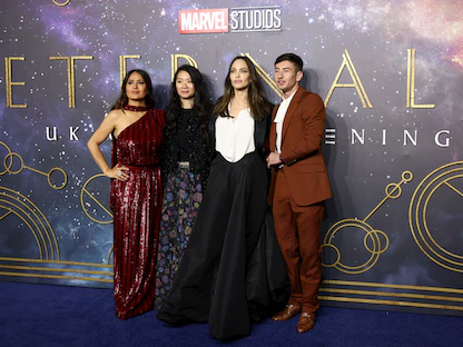 المخرجة كلوي تشاو تقف مع فريق تمثيل فيلم "إيتيرنالز" سلمى حايك وأنجلينا جولي وباري كيوجان في لندن - 27 أكتوبر 2021 - REUTERS