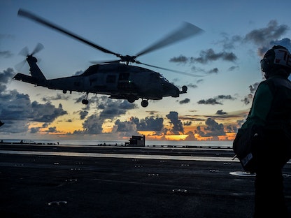 لحظة إقلاع مروحية من طراز "سي هوك" من على متن حاملة الطائرات الأمريكية يو إس إس رونالد ريغان في بحر الصين الجنوبي - via REUTERS