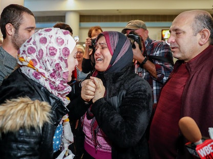 لاجؤون سوريون  في مطار شيكاغو  الدولي - فبراير 2017 - REUTERS