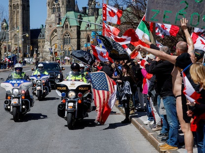 متظاهرون كنديون خلال احتجاج لراكبي الدراجات في أوتاوا- 30 أبريل 2022 - REUTERS